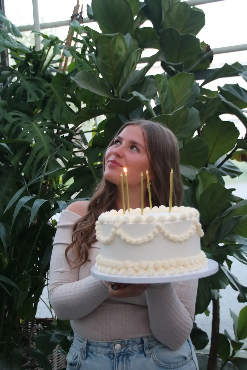 Junge Frau mit Torte und Kerzen